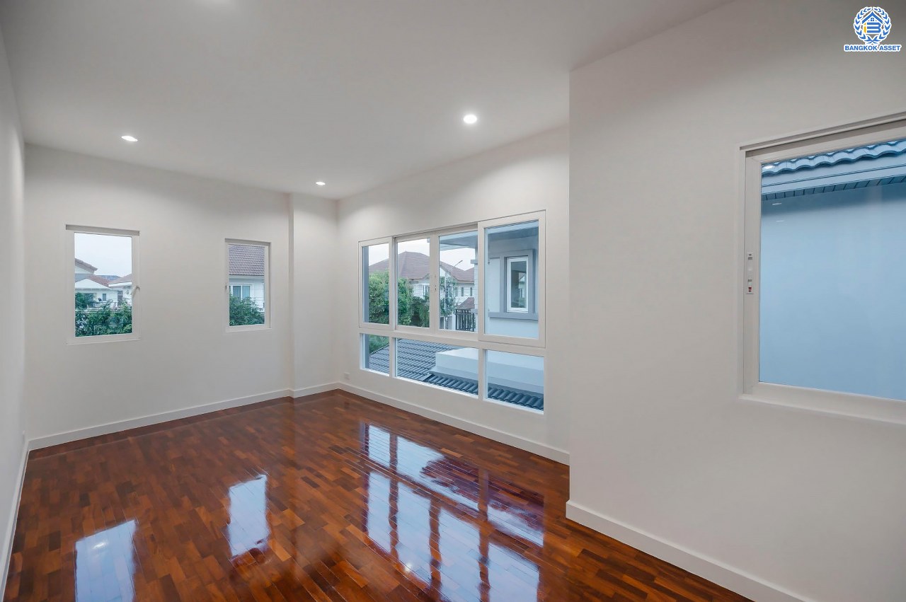 บ้านมือสองตกแต่งใหม่ โครงการ นนท์ณิชา พระนั่งเกล้า เนื้อที่กว้าง 67.5 ตร.ว. ฟังก์ชัน 3 ห้องนอน 3 ห้องน้ำ 1 ห้องอเนกประสงค์ 2 จอดรถ บนทำเลศักยภาพ ติดถนนรัตนาธิเบศร์ เชื่อมต่อถนนชัยพฤกษ์ ใกล้รถไฟฟ้าสายสีม่วง "สถานีไทรม้า" และจุดขึ้นทางด่วน "งามวงศ์วาน"